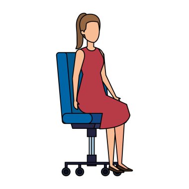 şık iş kadını ofis koltuğunda oturmak