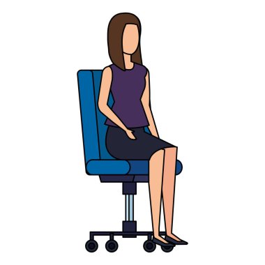 şık iş kadını ofis koltuğunda oturmak