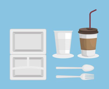 mavi arka plan üzerinde çatal ile bardak ve kaşık ile plastik plaka seti