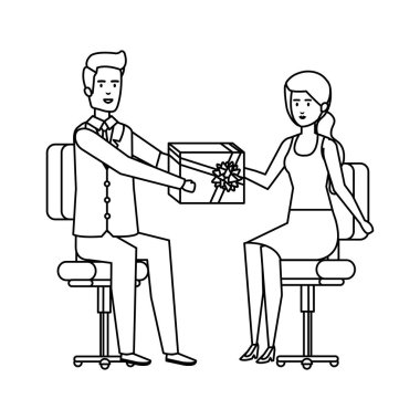 hediye veren sandalyelerde oturan iş çift