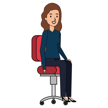 İş kadını ofis koltuğunda oturuyor.