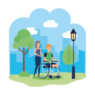 Kadın tekerlekli sandalyedeki adama yardım ediyor