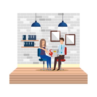 işyerinde hediye veren iş çift