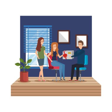 işyerinde iş adamları hediye veren