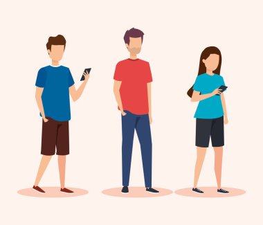 Akıllı telefon teknolojisi ve günlük kıyafetleri olan kadın ve erkekler.