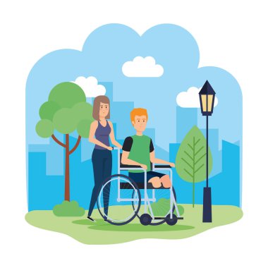Kadın tekerlekli sandalyedeki adama yardım ediyor
