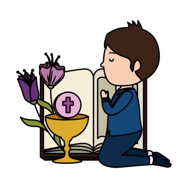 küçük çocuk kitap ve kadeh ilk komünyon ile diz çökmüş