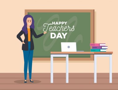 Karatahtalı kadın öğretmen ve dizüstü bilgisayarlı kitaplar.