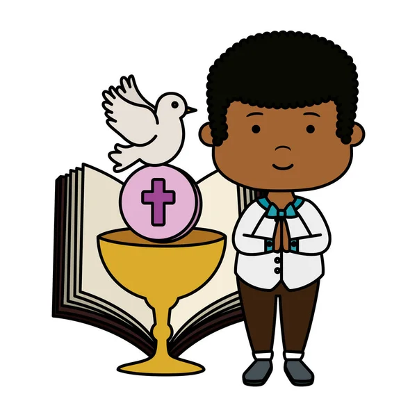 Pequeno menino negro com bíblia e cálice primeira comunhão —  Vetores de Stock