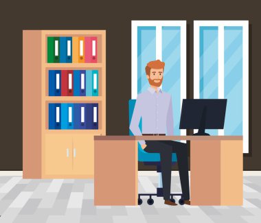 masa ve pencerelerde bilgisayar ile yönetici işadamı