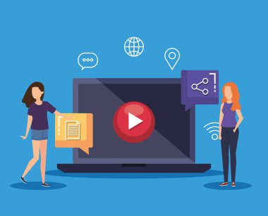 Sosyal laptop teknolojisi ve medya videosu olan kadınlar
