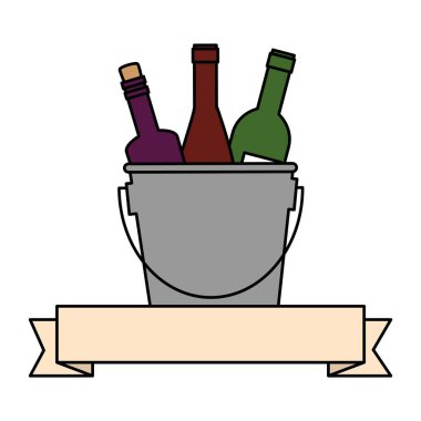 Şarap şişeleri kovada.