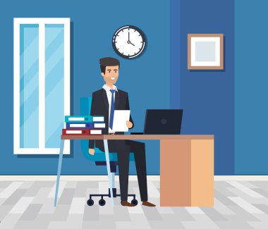 masa ve kitaplarda dizüstü bilgisayar ile yönetici işadamı