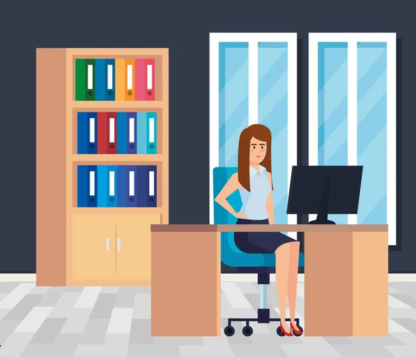 Executive zakenvrouw met computer in de Bureau en boekenkast — Stockvector