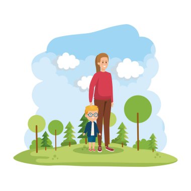 Genç anne ve küçük oğlu park sahnesinde