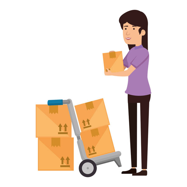 женщина получает товары с коробками и корзиной
