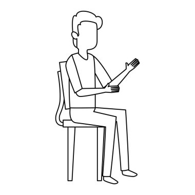 Genç adam sandalyede oturuyor.