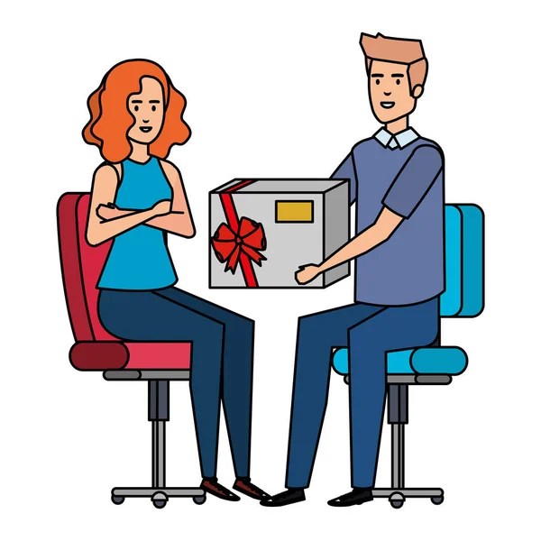 Couple d'affaires assis dans des chaises donnant un cadeau — Image vectorielle