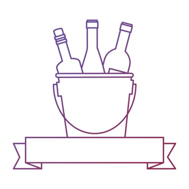 Şarap şişeleri kovada.