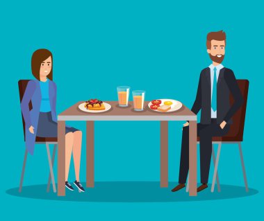 zarif kadın ve adam waffle ve kızarmış yumurta yeme