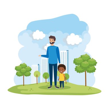 Park sahnesinde afro oğlu olan genç baba.