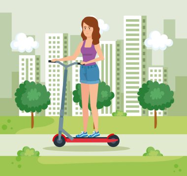 Kadın, günlük kıyafetlerle elektrikli scooter kullanıyor.