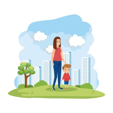 Genç anne ve küçük oğlu park sahnesinde