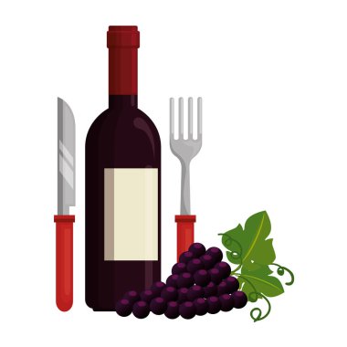cutleries ve üzüm ile şarap şişesi