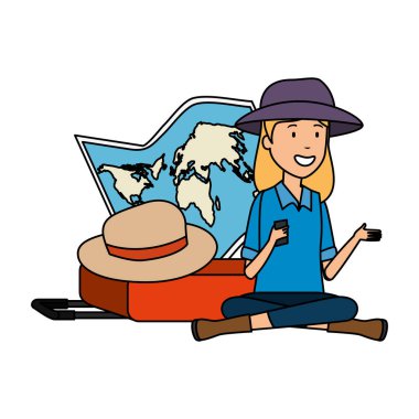 kağıt harita ve bavul ve şapka ile turist kadın