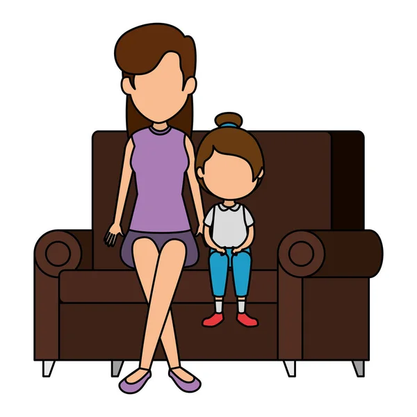 Bonito e menina com a mãe no sofá —  Vetores de Stock