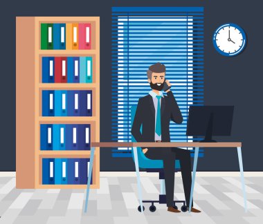 Masa ve kitaplık bilgisayar ile yönetici işadamı