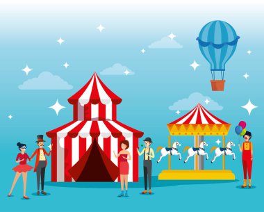 Sirk ve atlar Carousel makine ile Festival insanlar kostüm