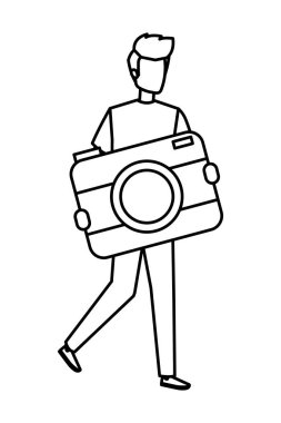 Genç adam fotoğraf makinesini kaldırıyor.