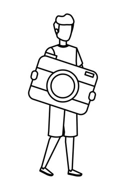 Genç adam fotoğraf makinesini kaldırıyor.