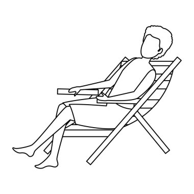 Plaj sandalyesinde oturan mayolu genç adam.