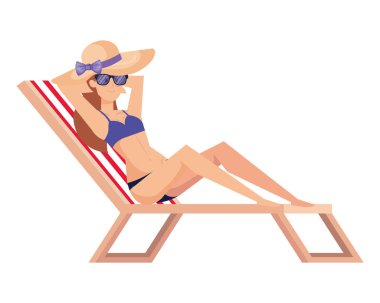 güzel kız swimsut ve güneş gözlüğü ile plaj sandalyesinde rahatlatıcı
