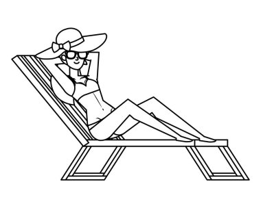 güzel kız swimsut ve güneş gözlüğü ile plaj sandalyesinde rahatlatıcı