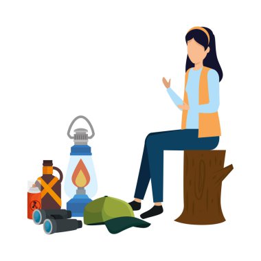 Gazyağı feneri ve kamp aksesuarları olan bir kadın.