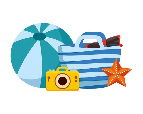 Strandtasche und Fotokamera mit Sommersymbolen — Stockvektor