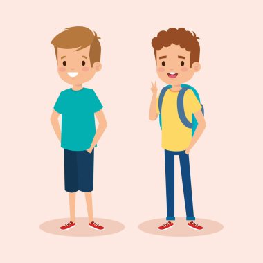 sırt çantası ve rahat giysiler ile erkek çocuklar