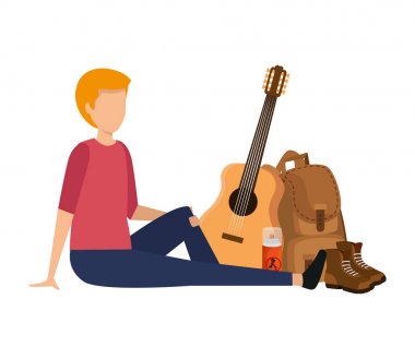 Gitarlı ve kamp malzemeli genç bir adam.