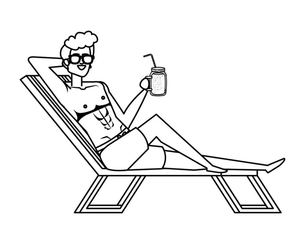 Joven hombre relajante en silla de playa beber jugo de frutas — Vector de stock
