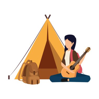 Kamp çadırı ve seyahat çantasıyla gitar çalan genç bir kadın.