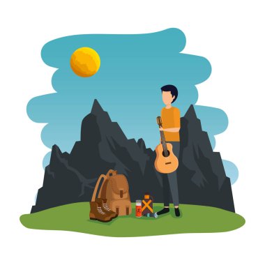 Gitarlı genç adam kamp alanında.