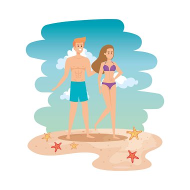 Kumsalda mayosu olan genç bir çift.