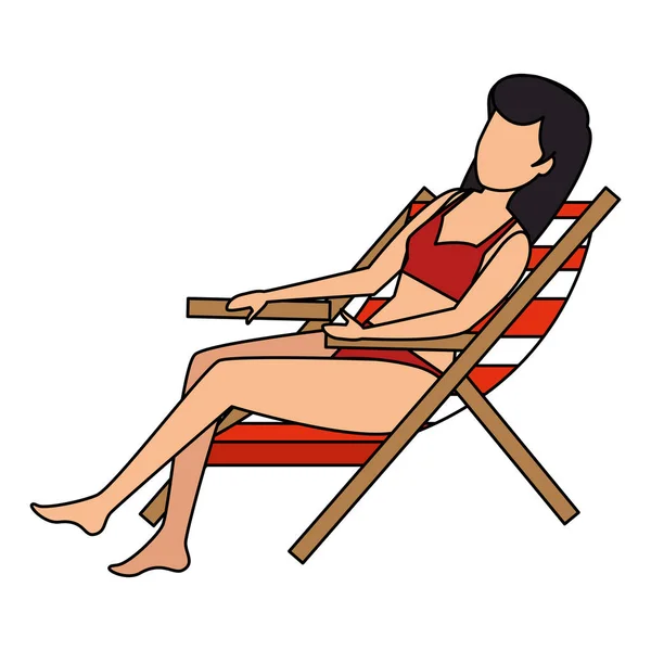 Hermosa mujer con traje de baño sentado en silla de playa — Vector de stock