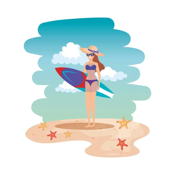 Hermosa chica con traje de baño y tabla de surf en la playa — Vector de stock