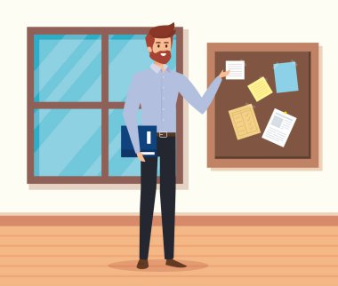 kitap ve not panosu ile sınıfta adam öğretmen