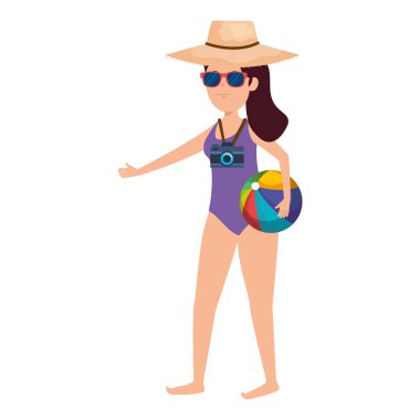 Hasır şapkalı ve balon plajlı genç bir kadın.