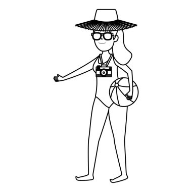 Hasır şapkalı ve balon plajlı genç bir kadın.